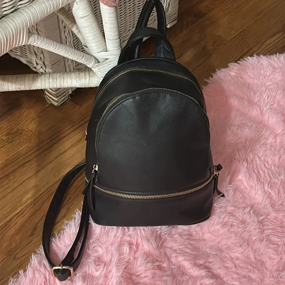 Fashion Inspired Black Leather Bucket Bookbag With Chain Detail